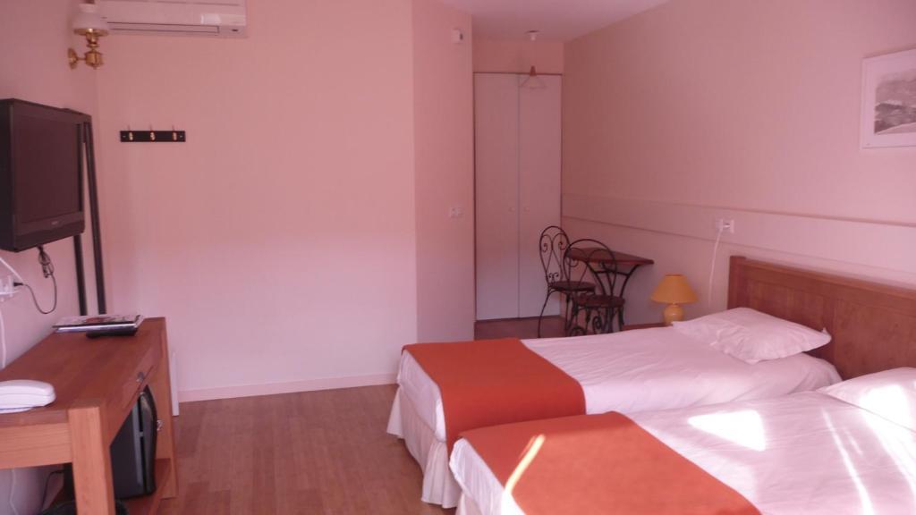 Hotel Golf Et Montagne Talloires Bagian luar foto