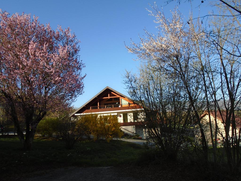 Hotel Golf Et Montagne Talloires Bagian luar foto